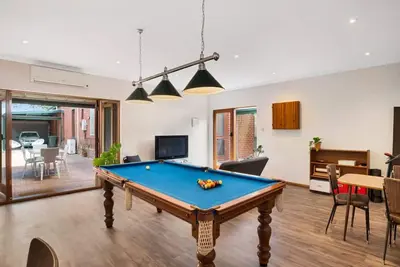 Image de City Edge Home: Parking, Patio, Wifi, Pool Table