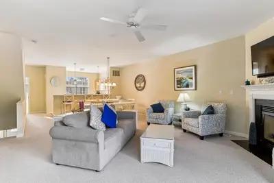 Image de Activities included up to $300 Free Per Week! ! New Listing 2024! Lovely and spacious multi-level 4-bedroom townhome with 3 full and 1 half baths is located in the quiet resort/golf community just minutes from the sun and surf!