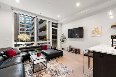 Image de River North Central Home With Balcony