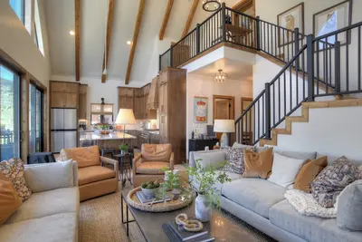 Image de New Listing! New Construction - Luxury Private Home - Views of Bristol Head