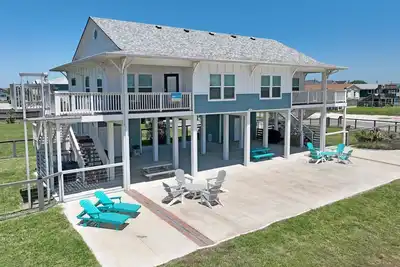 Image de Great Waterviews! Huge yard, Kayaks, Paddleboards, Professionally Decorated