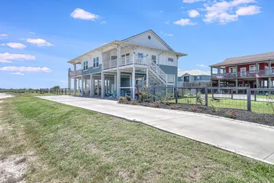 Image de Large fenced yard, Boat parking, Amazing views of the Bay, By the Fair Ground