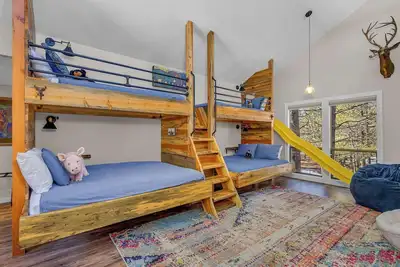 Image de Guest Fav! Ac, hot tub, kids playroom, private hot tub, luxury, amazing family home for your Sunriver vacation! Sharc access in 2026!