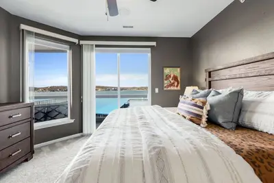 Image de Panoramic Sunset Escape - Waterfront Condo for 7! Stunning Views, Resort Perks