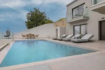 Bh990 - C - Suite Lefkada