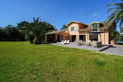 Image de Grande Villa Familiale Rénovée, Immense Jardin & Pelote Basque, 9min de la Plage
