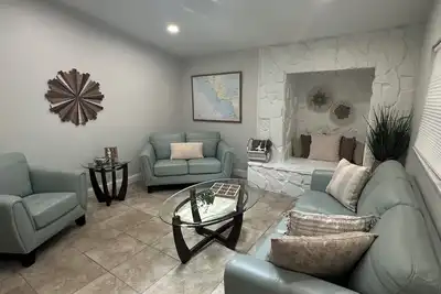 Image de Totally Renovated near Pete's Pier with Trailer Parking Walk to Three Sisters! !
