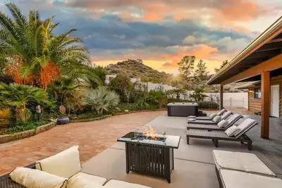 Image de Secluded Desert Oasis with Koi Pond and Hot Tub
