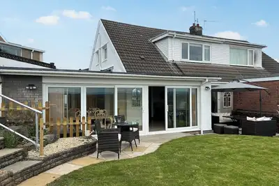 Image de 4 bedroom accommodation in Llanelli