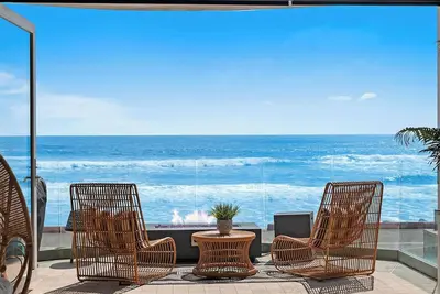 Image de Beach Front Boho Dream. Walk to Everything -Great for large Parties Lower Unit