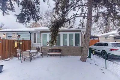 Image de Newly Reno Sunny Cozy  Main Floor 4 Bdrm 2 Ba