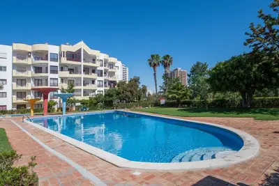 Image de Beachfront 1 Bdr Apartment With Pool by LovelyStay