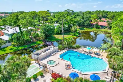 Image de Renovated Sarasota Villa w/Private Lanai/Heated Pool/Pickleball/Tennis