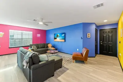 Image de Outside the Box ; hot tub, games. No cleaning fee