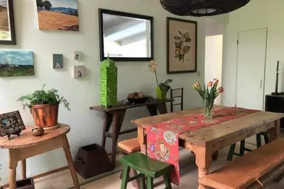 Image de 4 bedroom cozy mid-century modern home w/pool
