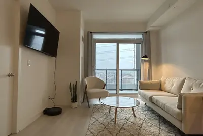 Image de 1 Bedroom Luxury Condo Apartment In The Heart of Thornhill | Parking Included