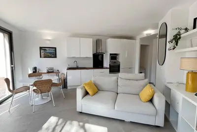 Image de Appartement neuf climatisé dans maison + jardin au calme à 500m de la mer.