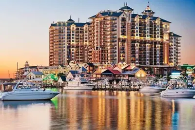 Image de 2br Deluxe Condo w/ beach & waterfront shopping!