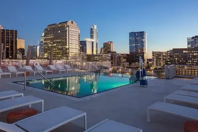 Image de 2br Deluxe Unit| Rooftop Pool | Downtown Austin