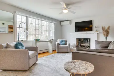 Image de 1 Mi to Megansett Beach: Charming Cape Cod Home