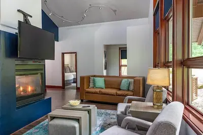 Image de 2br Pr Condo with Serene Lake Views!