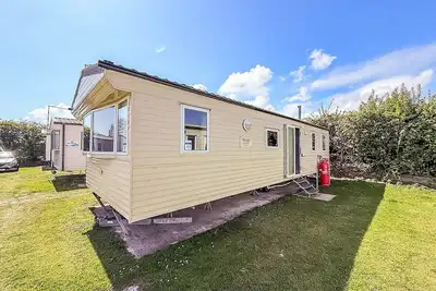 Image de Lovely 8 berth caravan at California Cliffs Holiday Park in Norfolk ref 50053c