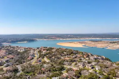Image de All yours! Tranquil & serene Hill Country family home on Lake Travis in Austin.