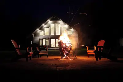 Image de Luxurious Lakefront Log Home with Entertainment Building on Moosehead Lake\n