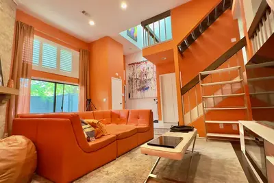 Image de Vaulted Ceilings, King Bed, Pool, 2 Car Garage