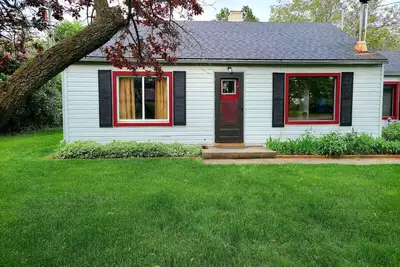 Image de 4th Ave Hideaway - Cozy home with spacious yard