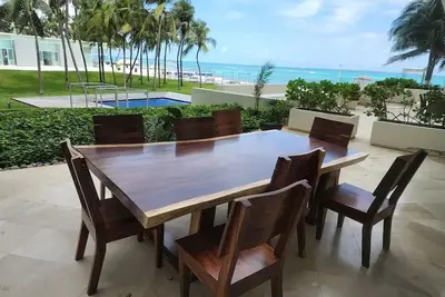 Cancun Condo w Beach Access/Pool/Hot Tub\n\n