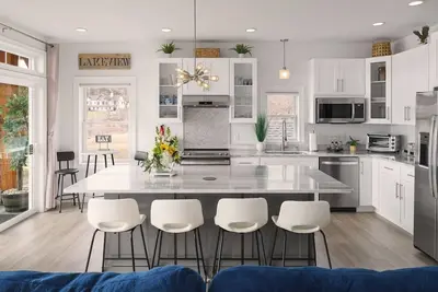 Image de New contemporary lakefront home with breathtaking views w\/fun water activities!