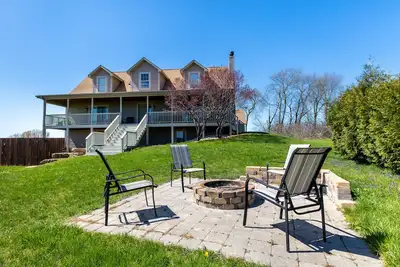 Image de 4 Br. Hot Tub. Pet Friendly. May Discounts!