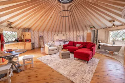 Image de River Yurt Village/Hot Tub/Couples Yurt/Close to Town/Medina River/Love Bird