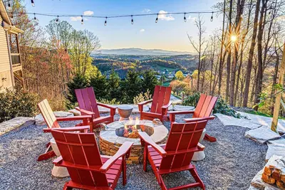 Image de Movie Theater! Game Room! Hot Tub! Fire Pit! Asheville Best Views!