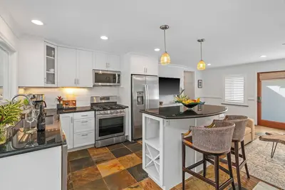 Image de Cute 2br Cottage w Ac, includes resort amenity access, close to beaches and walking paths