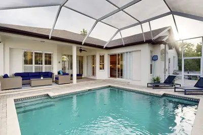 Image de Beach House with street Water View!