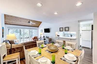 Image de Riverfront condo with lake access, views, deck, washer/dryer, community firepit