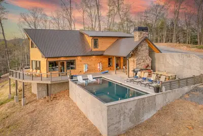 Image de Pool, Views, Outdoor fireplace & Hot Tub, Outdoor Kitchen and more!