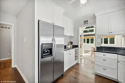 Image de Chic remodeled 5 Bedroom cabin in Duneland Beach steps to private beach access!