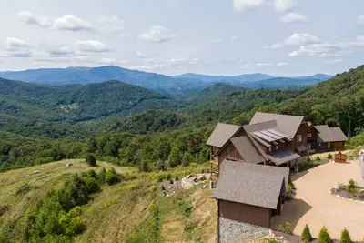 Image de Bear Haven Hideaway - Eagles Nest, hot tub, views, firepit, fire table