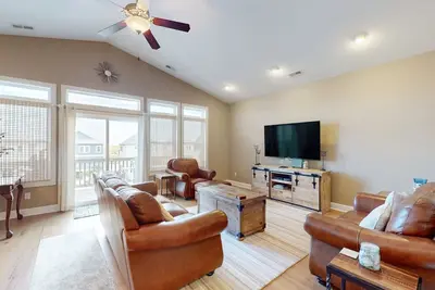 Image de Waterfront house near golf with beach access, pool, balcony & sports courts