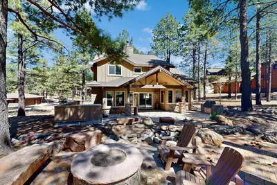 Image de Exquisite home with mountain views, fireplaces, & game room