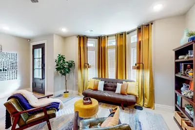 Image de Updated townhome with ensuite bedrooms, workstation, & aquatic center pass