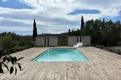 Image de Villa Tallone, piscine, salle de sport au sein d’un domaine viticole.
