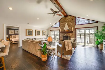 Image de Lakefront Lake Oconee Home: Boat Dock + Hot Tub