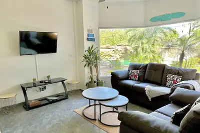 Image de Charming condo just steps away from the town and beach!