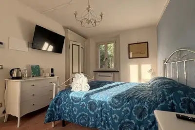 Image de Historic home, downtown, within walking distance of several hiking trails.