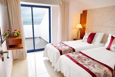 Image de Comfortable Stay in Oura Beach! Sea View, Kitchenette, Pools, Spa, Free Parking!