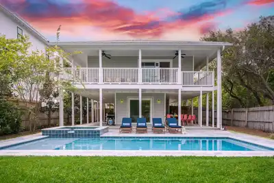 Image de Dolphin Days by AvantStay | Pool, 0. 2mi to Beach!